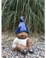 havenisse-med -blå-hue-siddende